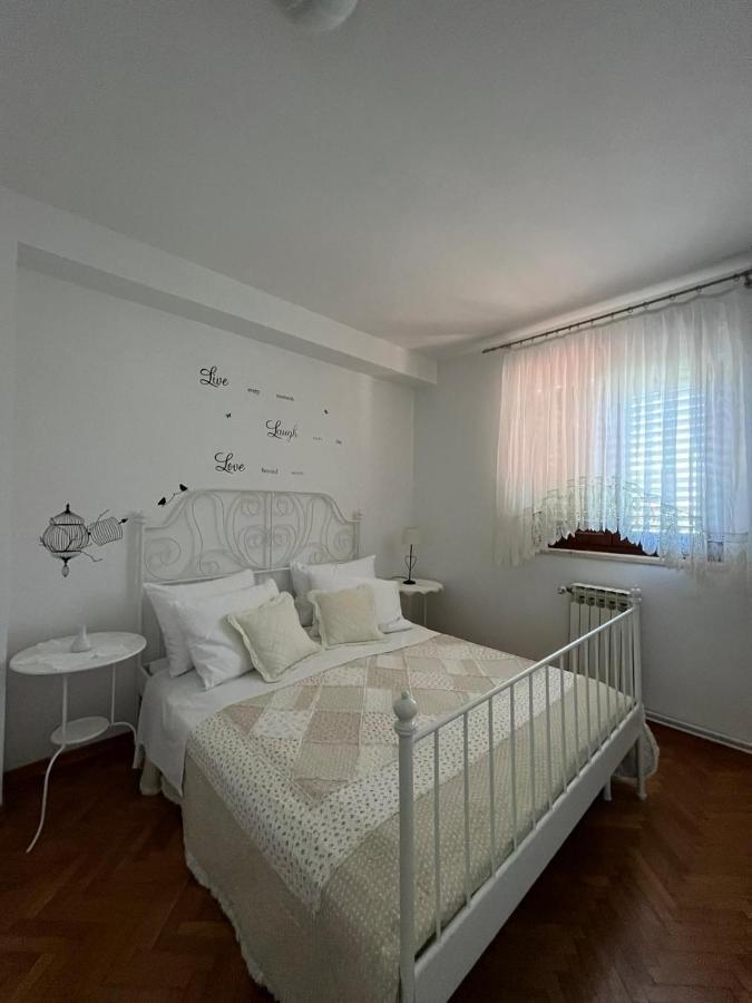 Apartment With Swimming Pool Елса Экстерьер фото