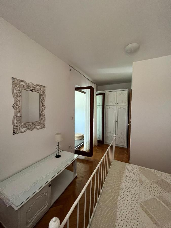 Apartment With Swimming Pool Елса Экстерьер фото